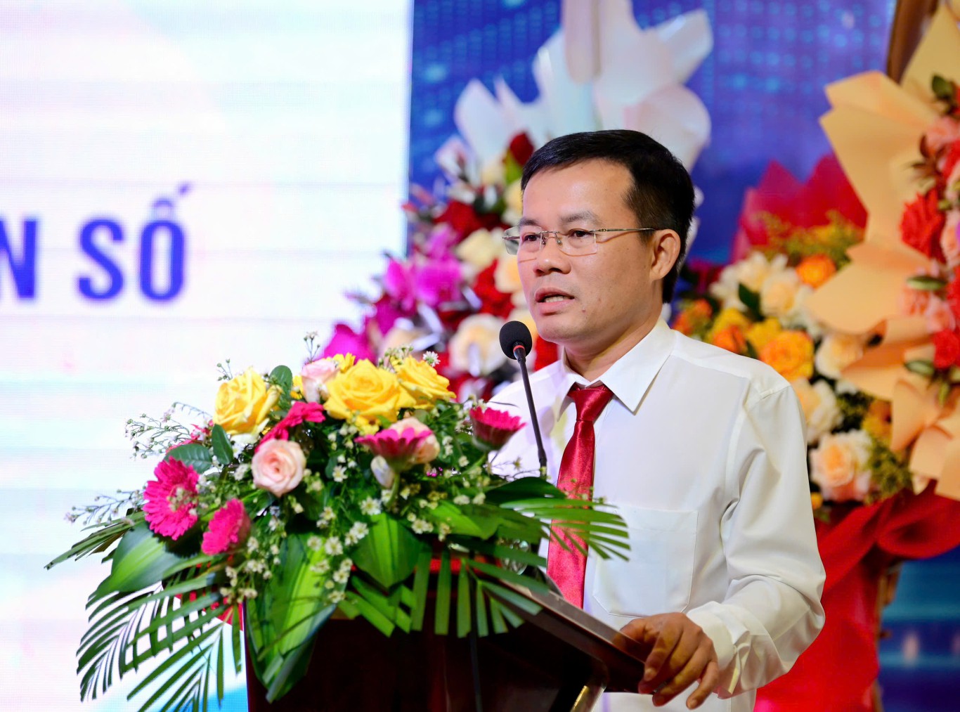 Ông Nguyễn Tùng Lĩnh, Phó chủ tịch Hội VHNT tỉnh Hà Tĩnh phát biểu tại hội thảo